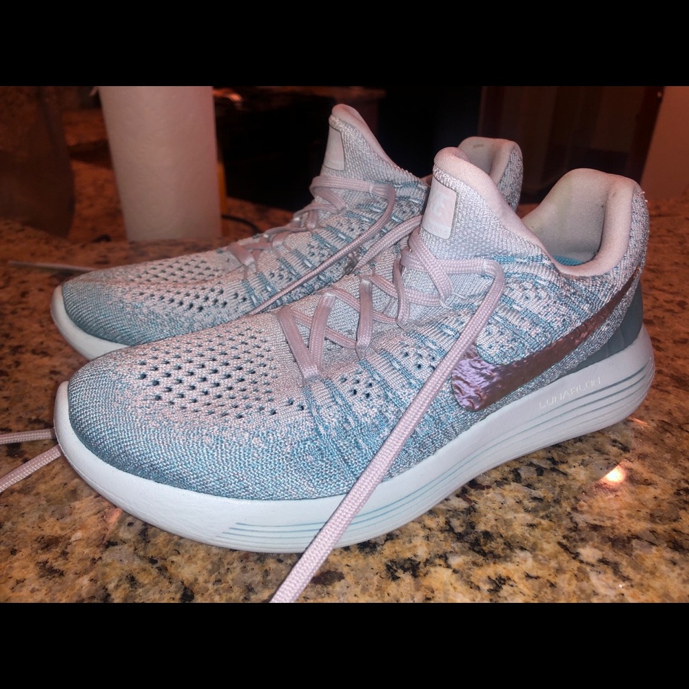 Women’s Nike tennis shoe